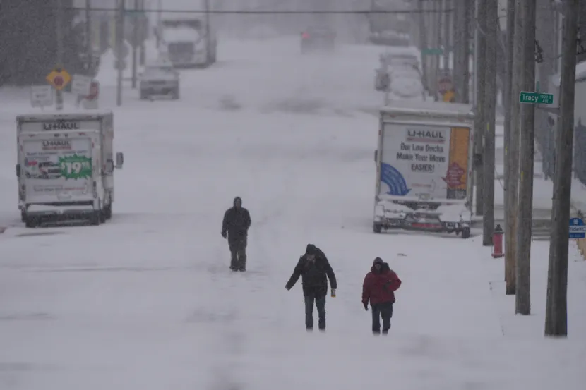 SNOWSTORM HITS U.S.: Over 20 States Declare Emergency, Flights Canceled!