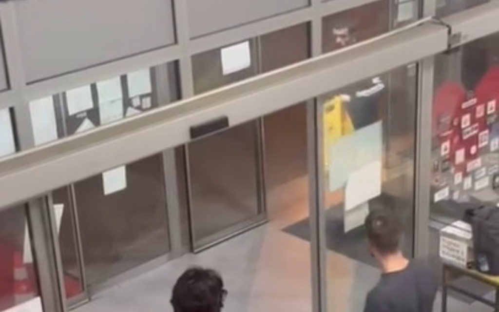STUDENTS OF THE FACULTY OF ECONOMICS IN BLOCKADE: Man entered the ...
