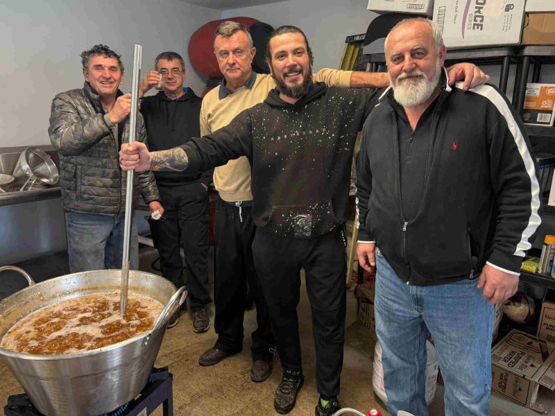 AT THE “ČVARKIJADA” IN CHICAGO MASTERS GAVE AWAY RECIPES AFTER A FEW BRANDIES!: “If only Amish pigs were as fatty as our Serbian ones!” (VIDEO)