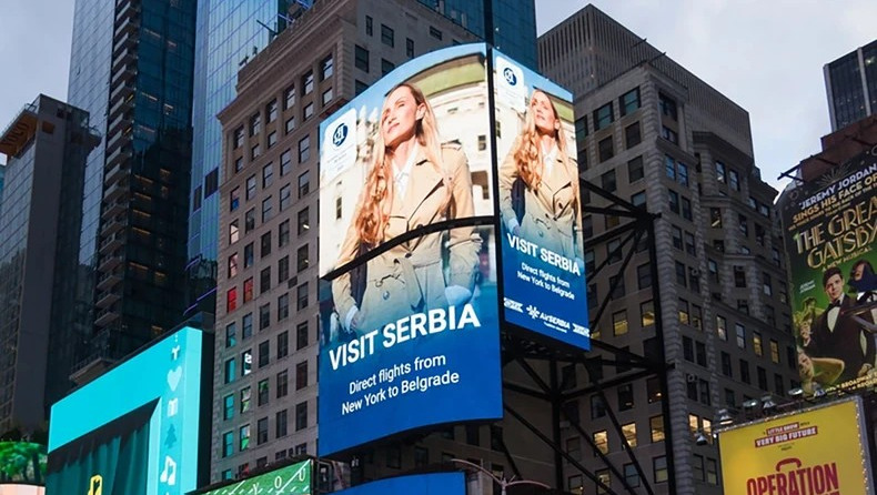 SERBIAN ACTRESS IN TIMES SQUARE, NEW YORK! Passersby were thrilled to see her, and she also received an award (VIDEO)