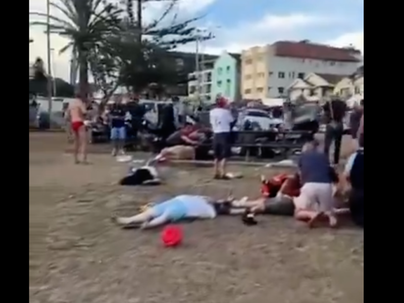 SHOOTING IN SYDNEY: Footage of Chaos Appears at Famous Beach During Jewish Holiday, People Flee in Panic! (VIDEO)