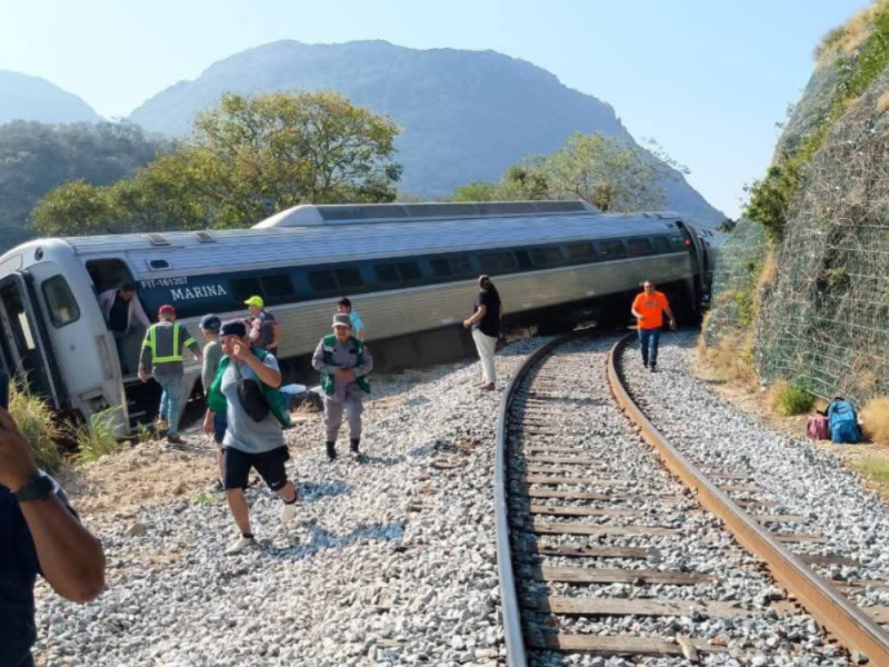 TRAIN DERAILED IN MEXICO: At least 13 people killed, more than 100 injured! (VIDEO)