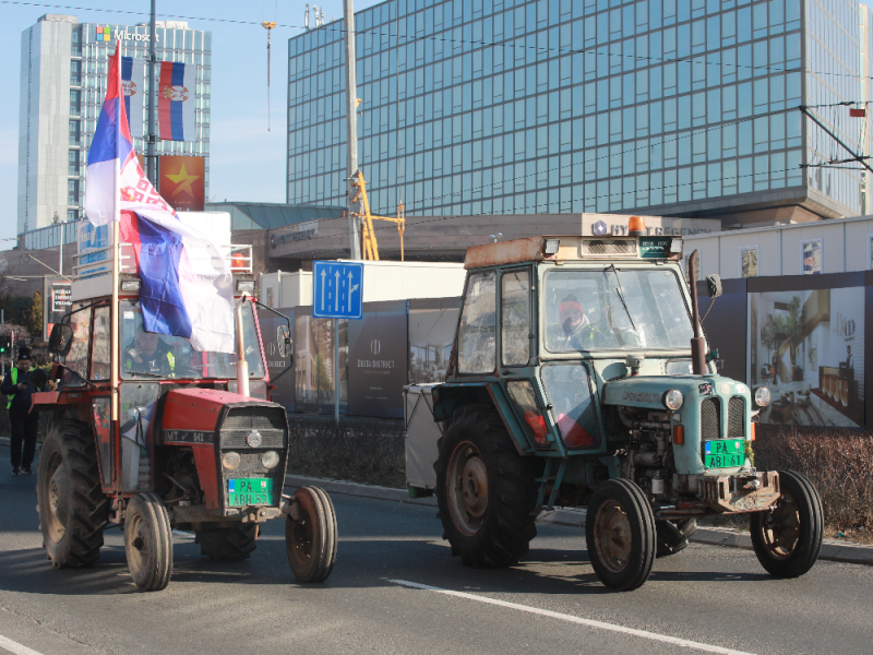 DAIRY FARMERS ARE NOT ALONE: Vojvodina farmers are taking to the streets in support of colleagues blocking the Ibarska magistrala!