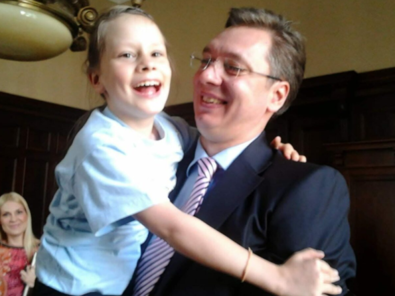 “IT IS TIME TO FULFILL THE PROMISE”: He held the seriously ill Milica Vučić in his arms 12 years ago, and today she is protesting in front of the Government!