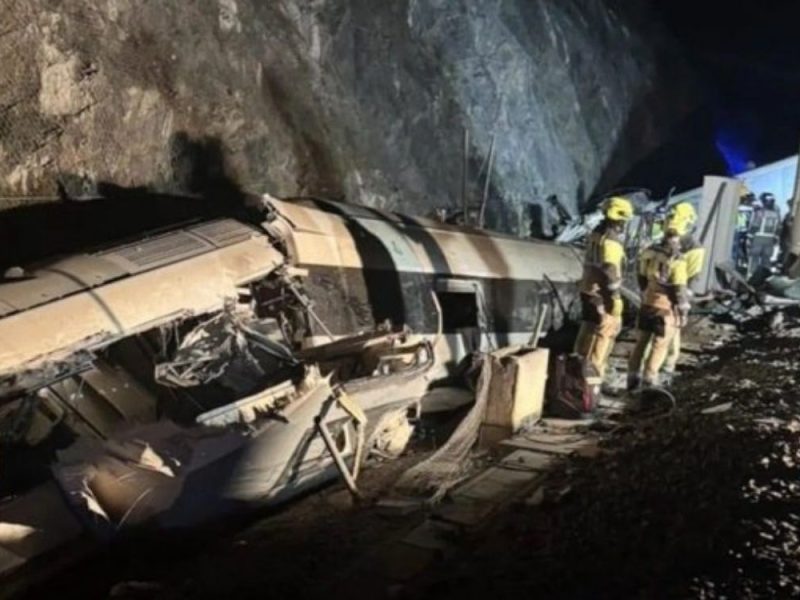 HORRIFIC RAILWAY ACCIDENT IN SPAIN: At least 39 people killed in train collision! (VIDEO)
