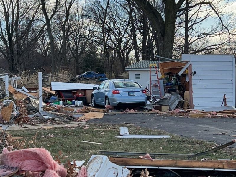 RECORD-HIGH TEMPERATURES IN ILLINOIS: An Extremely Rare Winter Tornado and Powerful Thunderstorms Appear!