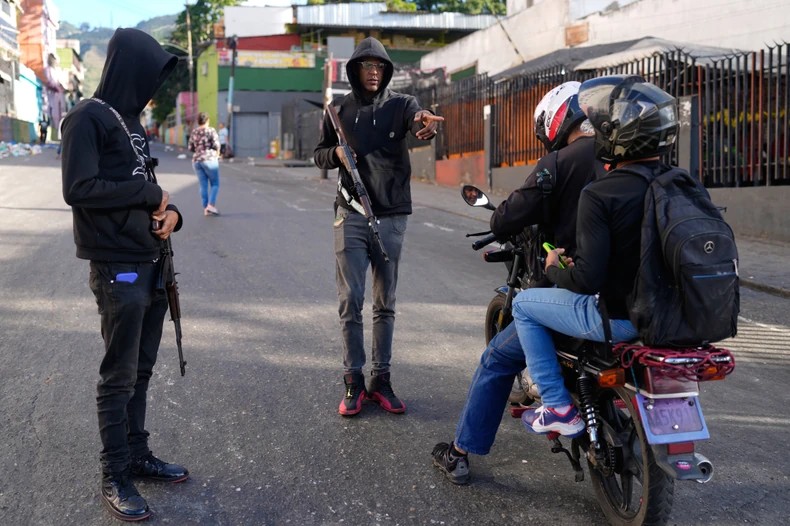PARAMILITARY MILITIAS HUNT AMERICANS: State Department Advises U.S. Citizens to Immediately Leave Venezuela!