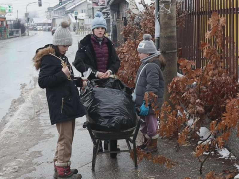 TOUCHING STORY FROM KRUŠEVAC: Three sisters lost their mother with whom they sold Christmas Eve branches every year, gathered strength and continued the tradition! (PHOTO)