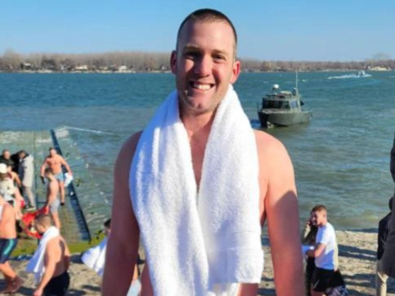 AND AN AMERICAN SWAM FOR THE HOLY CROSS: Lieutenant colonel O’Connor from the embassy honored the Serbian custom! (VIDEO, PHOTO)