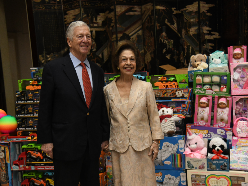 CHRISTMAS RECEPTION AT THE WHITE PALACE: The Karađorđević Family, With the Help of Serbs From Chicago, Delighted Children Without Parental Care With Gifts! (PHOTO)