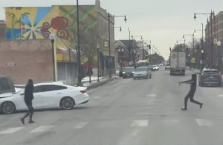 BLOODY SHOOTOUT IN CHICAGO: Gang Attacks Moving Vehicle, Woman Killed, Baby in Back Seat Survives! (VIDEO)