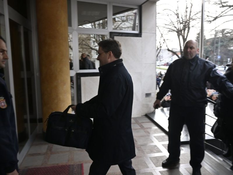 CITIZENS AND STUDENTS PROTESTING IN FRONT OF THE COURT: The trial of Minister Selakovic for the “General Staff” case has begun! (PHOTO, VIDEO)