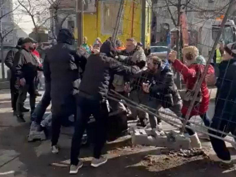 POLICE DID NOT REACT: Citizens clashed with masked security at a construction site in the center of Belgrade! (VIDEO)