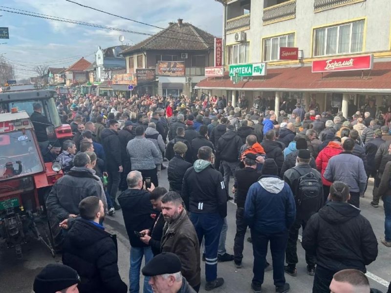 STUDENTS JOINED TO SUPPORT DAIRY FARMERS: Ibarska Highway Blocked All Night, Two New Protests Today!