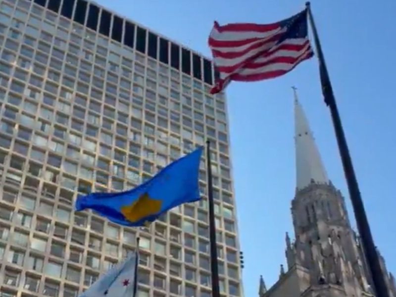 SHAME IN THE CENTER OF CHICAGO: Flag of the so-called Kosovo on a mast next to the American and city ones! SNO called Serbs to a protest! (VIDEO)