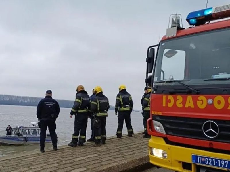 CAR DROVE INTO THE ICY DANUBE AT ADA HUJA: Driver managed to swim out, firefighters extracting the vehicle from the river!
