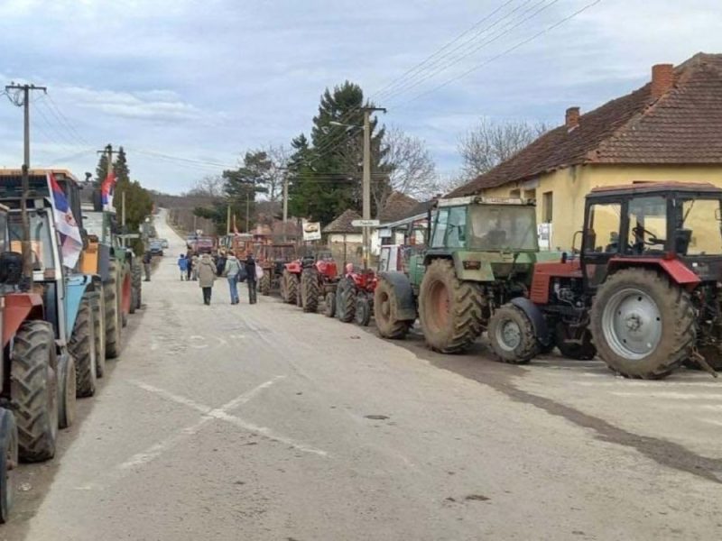 FARMERS SUPPORTED BY STUDENTS AND VETERANS: Farmers radicalize protest, more than 50 roads blocked today! (VIDEO)