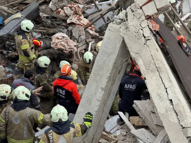 TRAGEDY IN ISTANBUL: Two buildings collapsed after an explosion, rescue operation underway! (VIDEO)