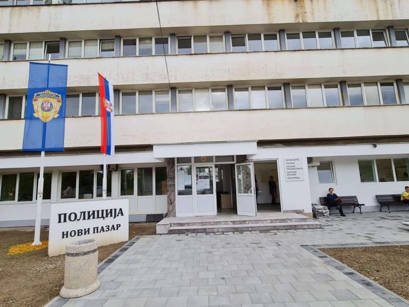 POLICE DETAIN TWO STUDENTS IN NOVI PAZAR! Citizens and students organize a protest in front of the police station
