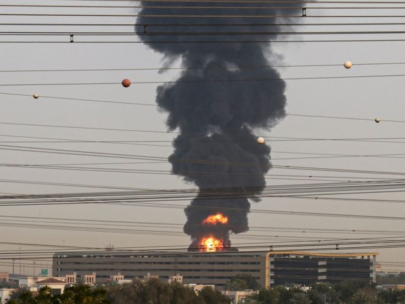 ALL FLIGHTS SUSPENDED: Iran carried out a powerful strike on the airport in Dubai, a fuel warehouse is on fire! (VIDEO)
