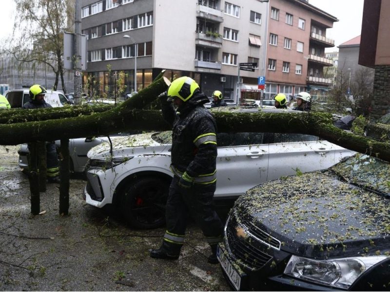STRONG STORM HIT CROATIA: Situation worst in Zagreb, wind uproots trees, schools and kindergartens closed!
