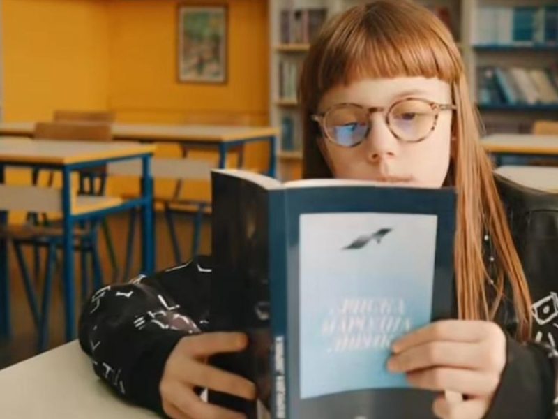 LITTLE HANDS, BUT GREAT DEEDS: Sia (11) sells her artworks at auction to renovate the school library! (VIDEO)