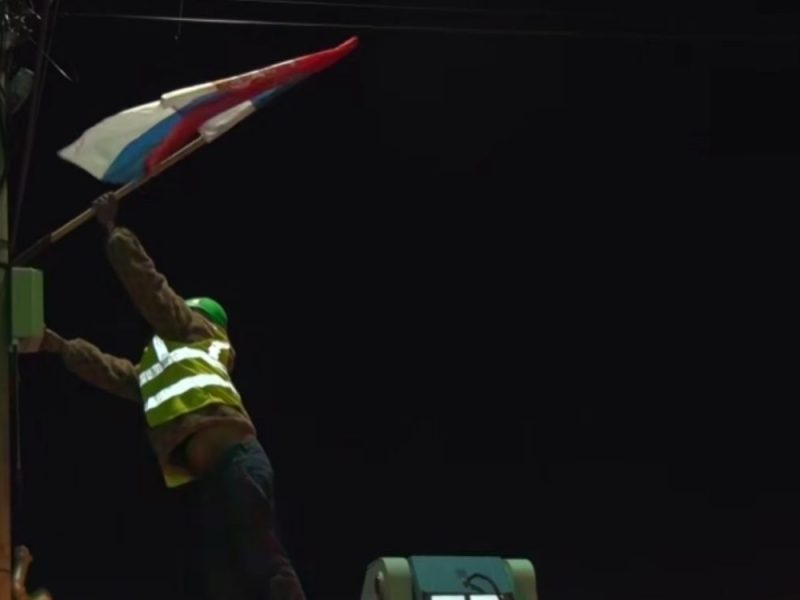 SHAMEFUL MOVE BY KURTI BEFORE EASTER: Kosovo police removing Serbian flags in Gračanica! (VIDEO)