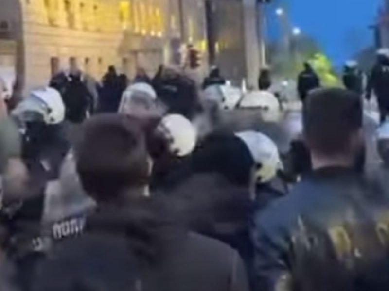 PROTEST IN FRONT OF THE RECTORATE DUE TO THE UKP RAID: Police attacked citizens with batons, one young man arrested! (VIDEO)