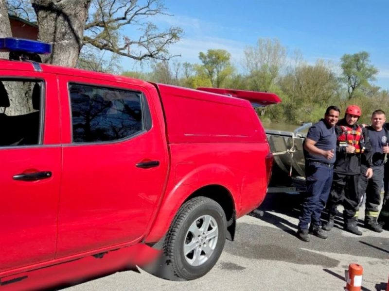 HEROIC ACTION OF FIREFIGHTERS ON THE GREAT MORAVA: A man fell out of a boat and began to drown, they saved him at the last moment! (PHOTO)