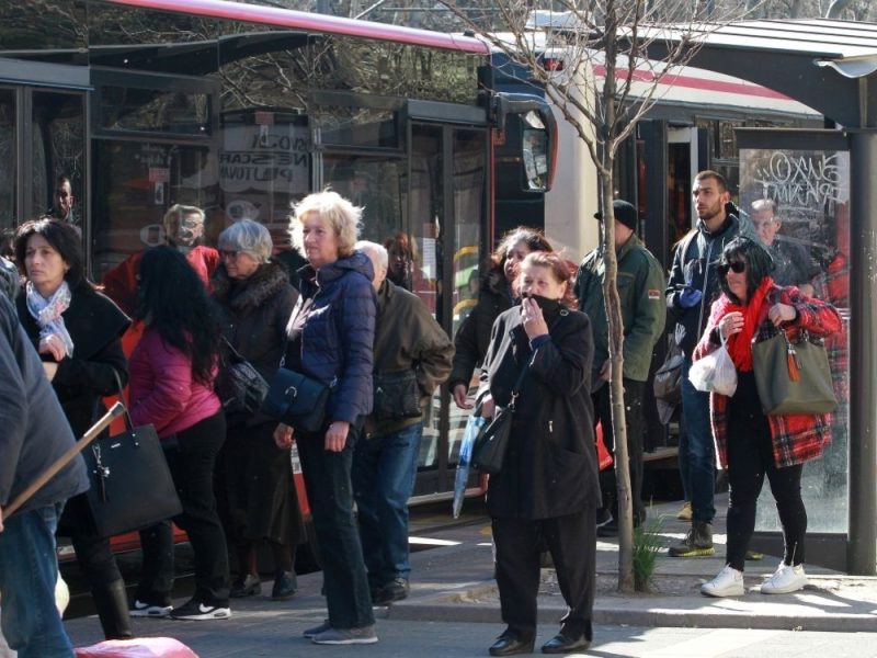 TERRIFYING VIOLENCE IN VOZDOVAC: Man jumped out of car, stabbed bus driver in front of passengers, then tried to run him over with the car!