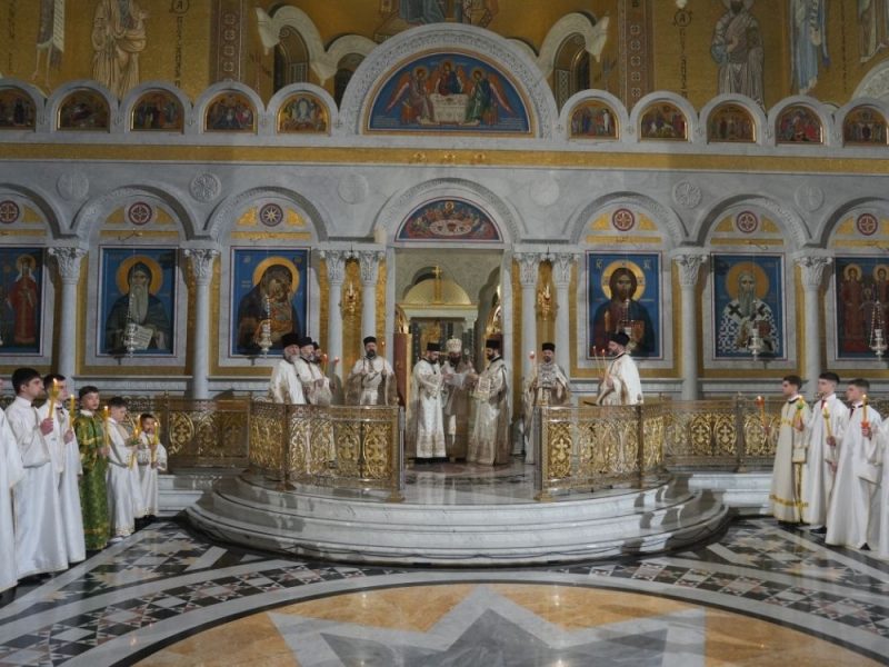 EASTER WELCOMED AT THE TEMPLE OF SAINT SAVA: The Holy Fire from Jerusalem distributed to the faithful!