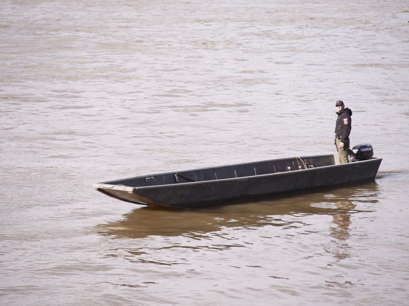 RIVER POLICE RESCUED A FAMILY WITH A BABY: They floated on the Sava in a boat all night, their motor failed!