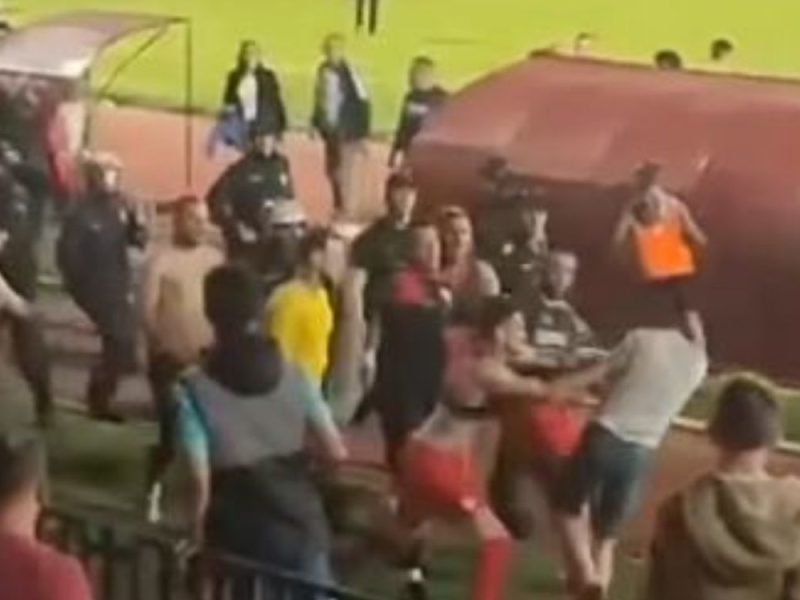 SCANDALOUS SCENES IN KRAGUJEVAC: Masked hooligans attacked Radnički players, football players fought back and beat up the attackers! (VIDEO)