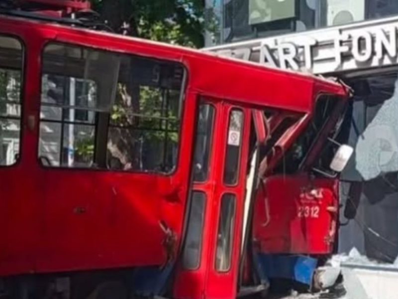 “PASSENGERS WERE KICKING THE DOORS AND WINDOWS TO GET OUTSIDE”: Poignant words of a witness after a severe traffic accident in Dorćol! (VIDEO)