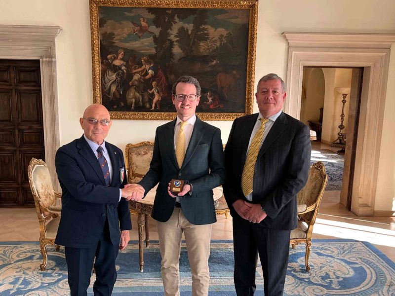 SERBIAN HERO IN THE ROYAL PALACE: Prince Filip hosted the KFOR commander who saved the Peć Patriarchate in 2004!