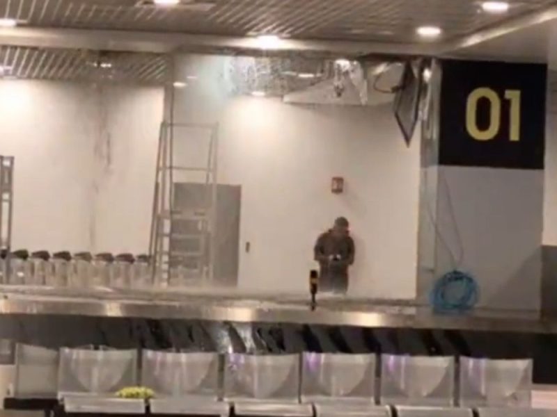 CHAOS AT NIKOLA TESLA AIRPORT: A part of the ceiling collapsed, sewage spilled where passengers wait for luggage! (VIDEO)