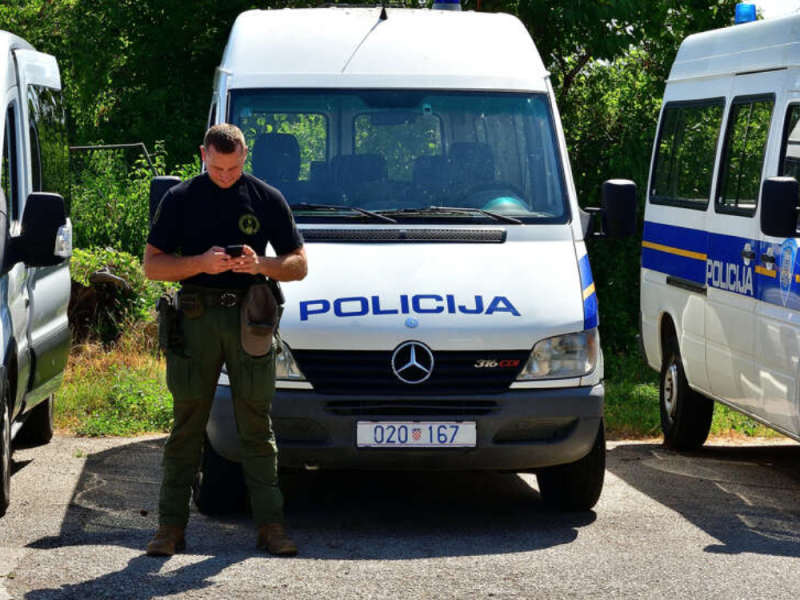 POTERA ZA CRNOGORCEM (22) U HRVATSKOJ: Ilegalno prevozio migrante, pa izbacio iz kombija tela četvorice koji su umrli na putu!