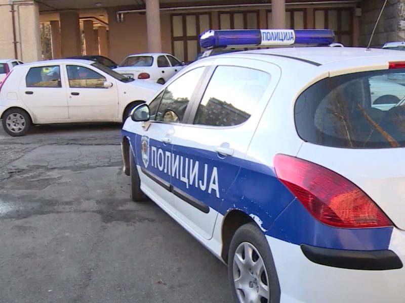 THIRD TIME IN A MONTH: A bomb was thrown at a bakery in Borca, the shop window and canopy were destroyed, a camera recorded the attacker!