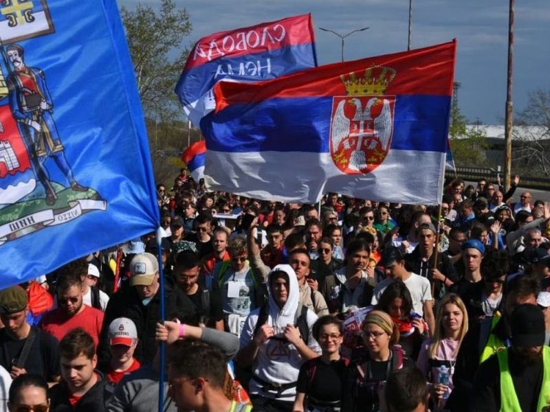 VIDOVDAN MARCH FROM KRAGUJEVAC TO KRALJEVO: Students walk 60 kilometers to a protest! (PHOTO)