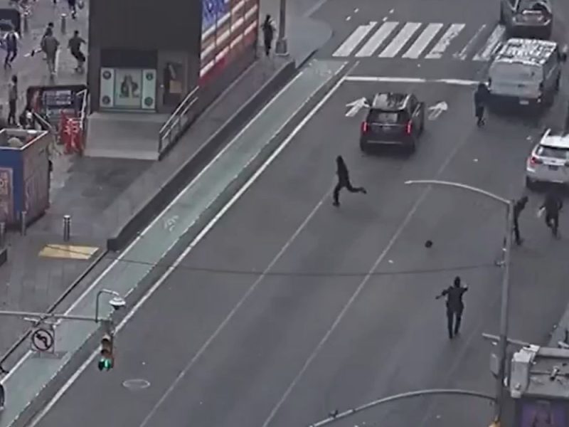 BLOODSHED IN TIMES SQUARE: Man’s throat slit, gunfire rang out, people fled in panic! (VIDEO)