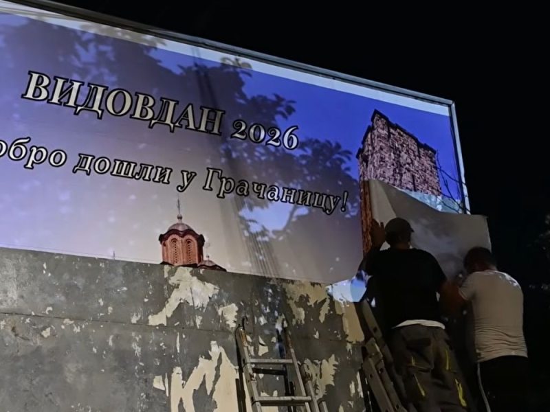 WORKERS ORGANIZE NIGHT OPERATION: Serbs manage to install “Vidovdan 2026” billboard in Gračanica! (VIDEO)