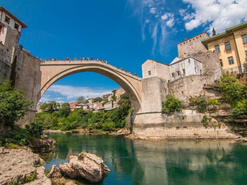 DRAMA IN MOSTAR: Unknown Man Jumps from the Old Bridge and Disappears into the Neretva River, Rescued by Divers! (VIDEO)
