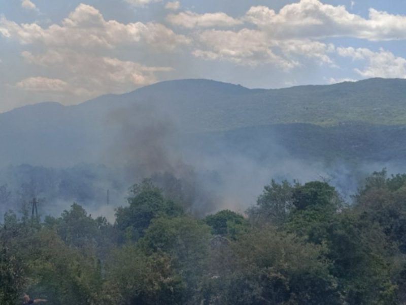 TWO LARGE FIRES THREATEN TREBINJE: Flames approaching houses, firefighters unable to contain the element!