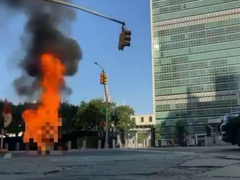 HORRIFYING SCENE NEAR UN HEADQUARTERS IN NEW YORK: Activist sets himself on fire in protest against Chinese rule over Tibet! (DISTURBING VIDEO)