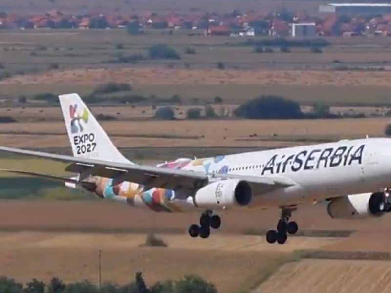LAST FLIGHT AFTER A 40-YEAR CAREER: Captain Vesić landed from Chicago into retirement accompanied by water cannons! (VIDEO)
