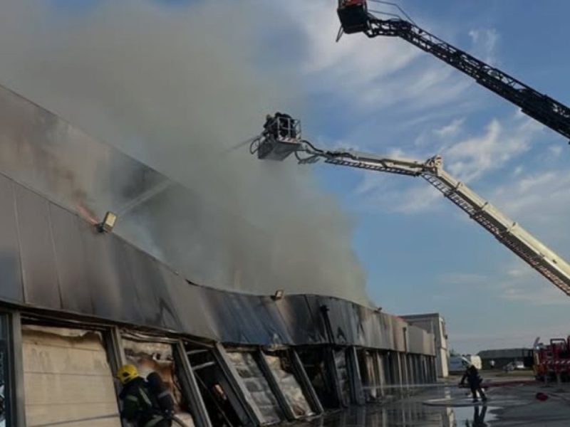 WHOLE OF NOVI SAD UNDER SMOKE: Courier service warehouse on fire, explosions heard!