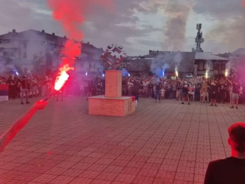 GATHERED IN HONOR OF RATKO MLADIĆ: Thousands of citizens across cities in Republika Srpska also took to the streets last night to pay tribute to the late general! (PHOTO)