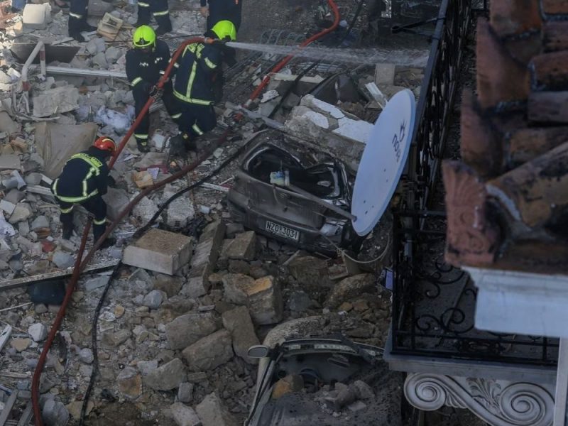 EXPLOSION IN CENTRAL ATHENS: Two-story building collapses in Plaka, at least one person injured!