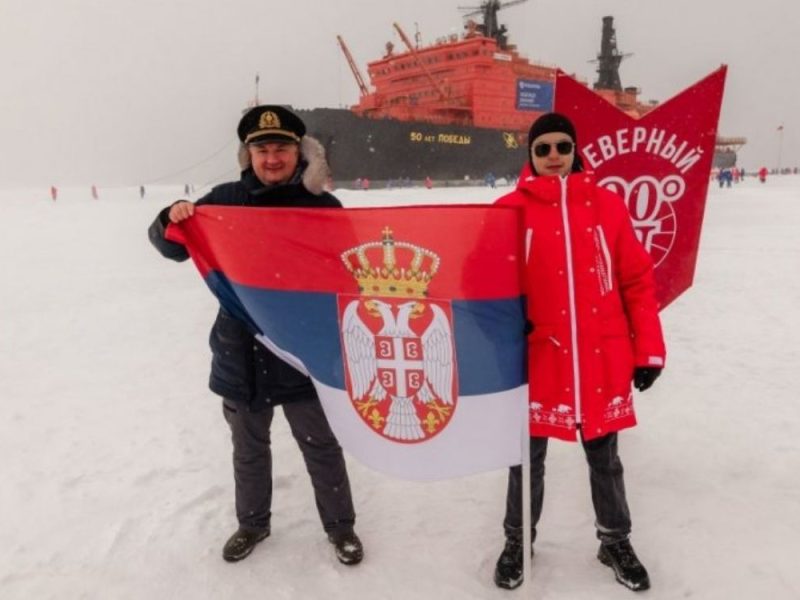 PROUDLY UNFURLED THE SERBIAN TRICOLOR: Viktor is the first student from Serbia to set foot at the North Pole!