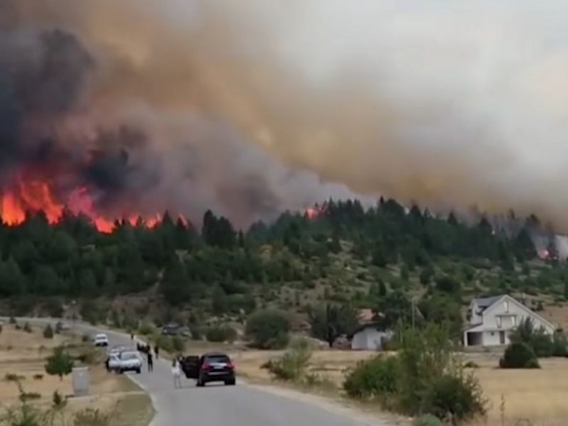 FIRE IN BOSNIA AND HERZEGOVINA: Blaze engulfs dense pine forest, vacation homes and a church on Blidinje threatened! (VIDEO)